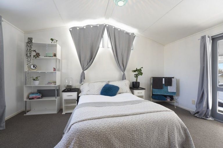 Photo of property in 19 Hillcrest Drive, Kelvin Grove, Palmerston North, 4414