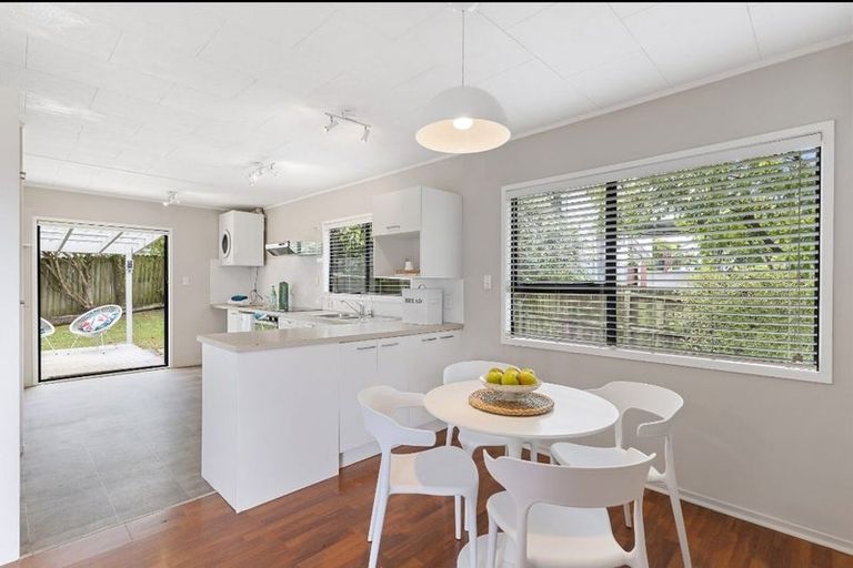 Photo of property in 9 Kupari Place, Totara Vale, Auckland, 0629