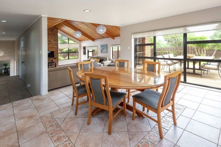 Photo of property in 33 Booralee Avenue, Botany Downs, Auckland, 2010