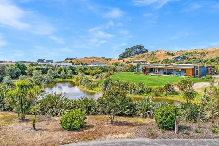 Photo of property in 40 Raukawa Road, Peka Peka, Waikanae, 5391