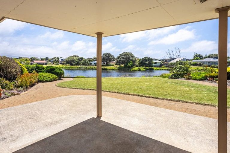 Photo of property in 11 Marewa Place, Waikanae Beach, Waikanae, 5036