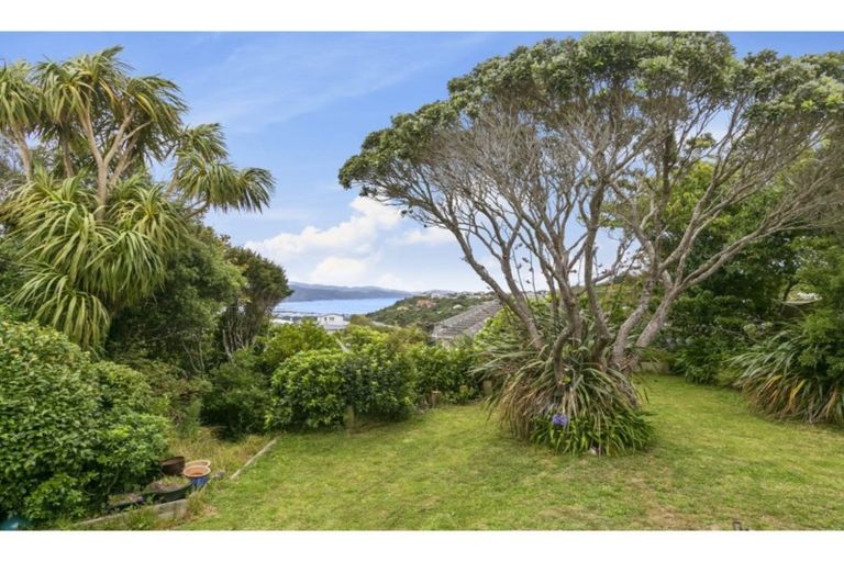 Photo of property in 204 Miromiro Road, Normandale, Lower Hutt, 5010