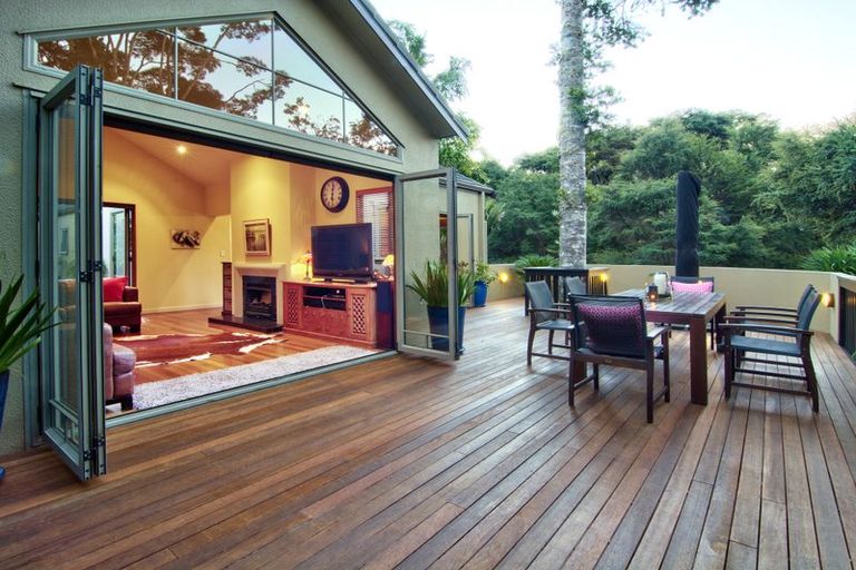 Photo of property in 53 Staincross Street, Green Bay, Auckland, 0604