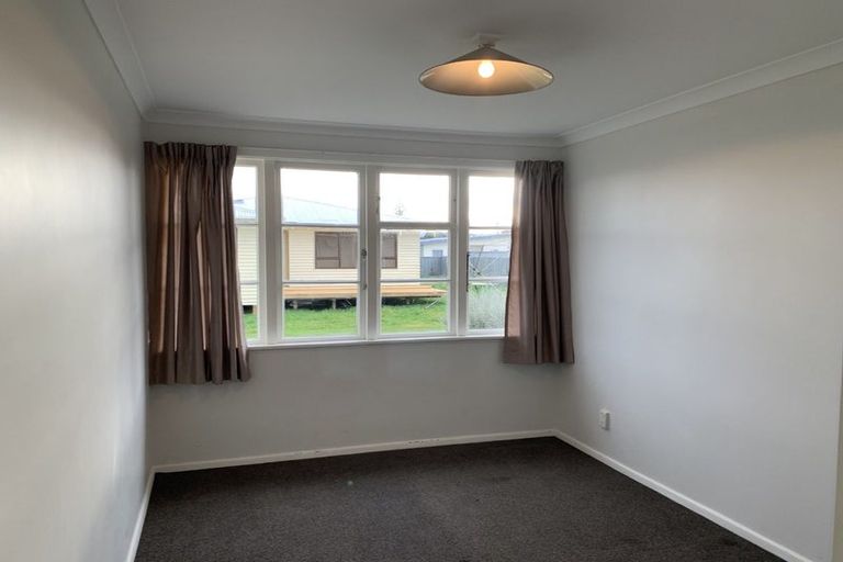 Photo of property in 15 Queenwood Road, Levin, 5510