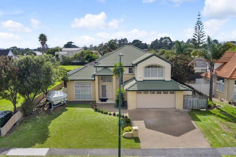 Photo of property in 11 Corta Bella Place, Golflands, Auckland, 2013