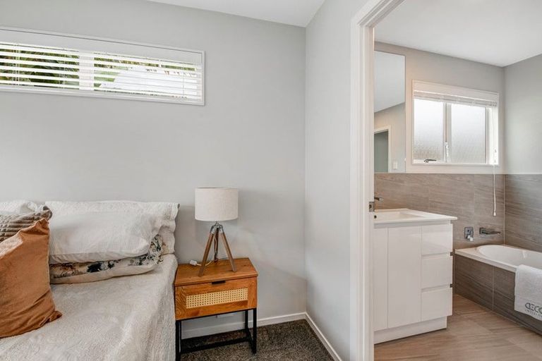 Photo of property in 2/16 Ellice Road, Totara Vale, Auckland, 0629