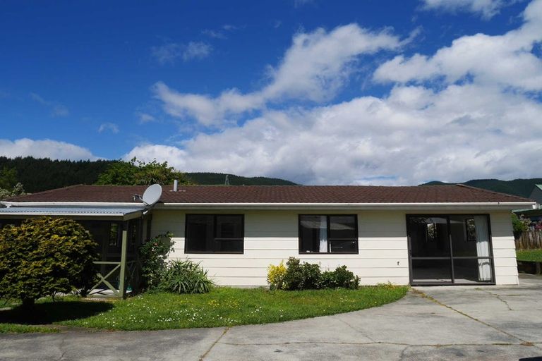 Photo of property in 13 Redwood Close, Paraparaumu, 5032