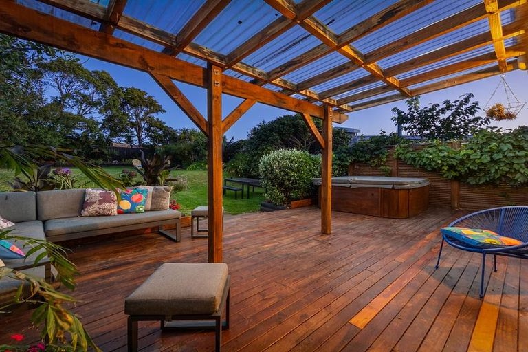 Photo of property in 21 Dale Road, Raumati South, Paraparaumu, 5032