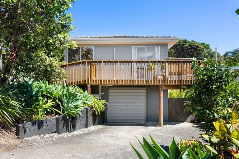Photo of property in 1/12 Wanita Place, Totara Vale, Auckland, 0629