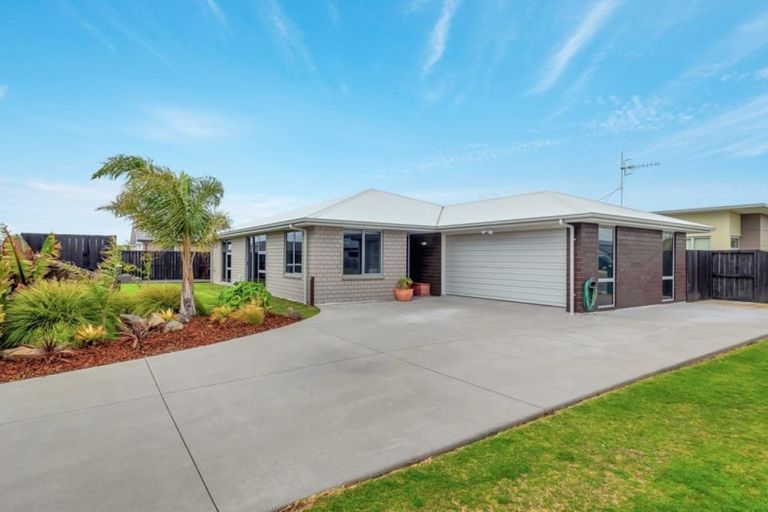 Photo of property in 11 Coutts Street, Papamoa Beach, Papamoa, 3118