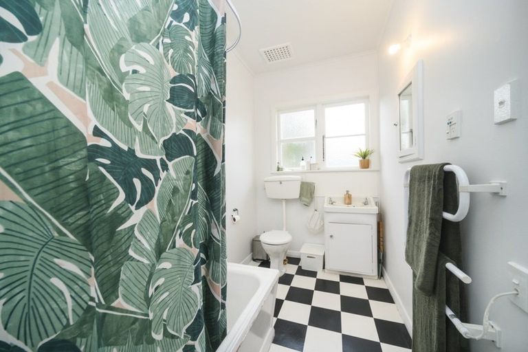 Photo of property in 534 Featherston Street, Roslyn, Palmerston North, 4414