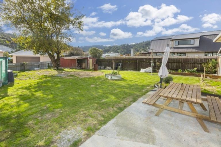 Photo of property in 16 Richard Grove, Stokes Valley, Lower Hutt, 5019