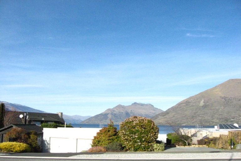Photo of property in 56 Cedar Drive, Kelvin Heights, Queenstown, 9300