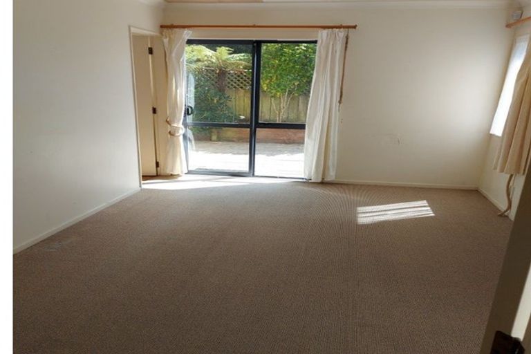 Photo of property in 2 Stella Grove, Newlands, Wellington, 6037