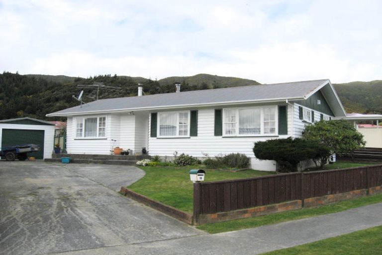 Photo of property in 10 Berkeley Road, Wainuiomata, Lower Hutt, 5014