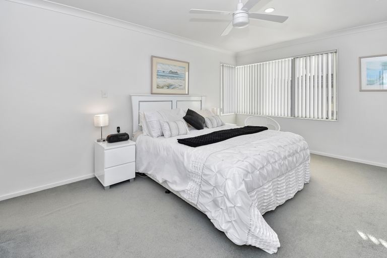 Photo of property in 2/11 The Rosebowl, Sunnyhills, Auckland, 2010