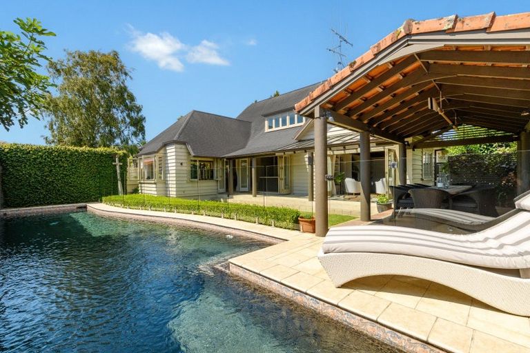 Photo of property in 247 Devonport Road, Tauranga, 3110