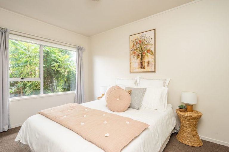 Photo of property in 2/218 East Coast Road, Forrest Hill, Auckland, 0620