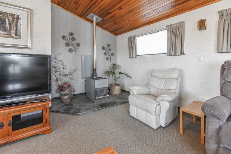 Photo of property in 15 Deakin Place, Clive, 4102