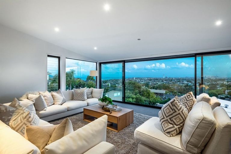 Photo of property in 17a Parr Terrace, Castor Bay, Auckland, 0620