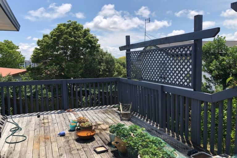 Photo of property in 16 Mallard Place, Unsworth Heights, Auckland, 0632