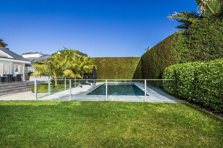 Photo of property in 10 Tiri Road, Milford, Auckland, 0620