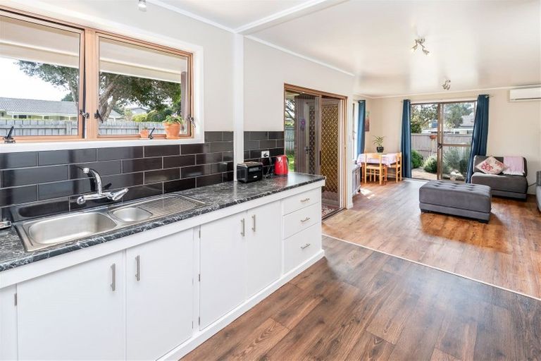 Photo of property in 1/3 Tyrian Close, Half Moon Bay, Auckland, 2012