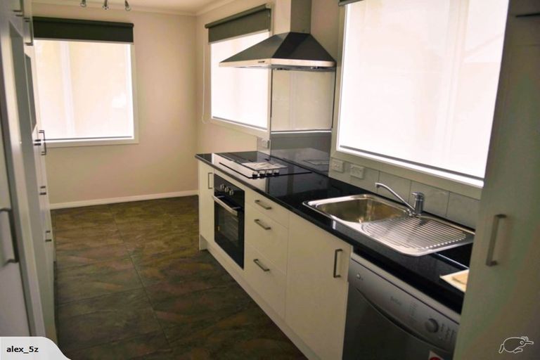 Photo of property in 28 Middlemore Crescent, Papatoetoe, Auckland, 2025