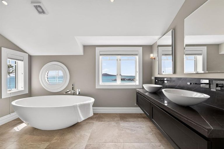 Photo of property in 27 Muritai Road, Milford, Auckland, 0620