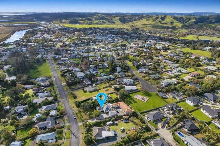 Photo of property in 22 Makiri Street, Helensville, 0800