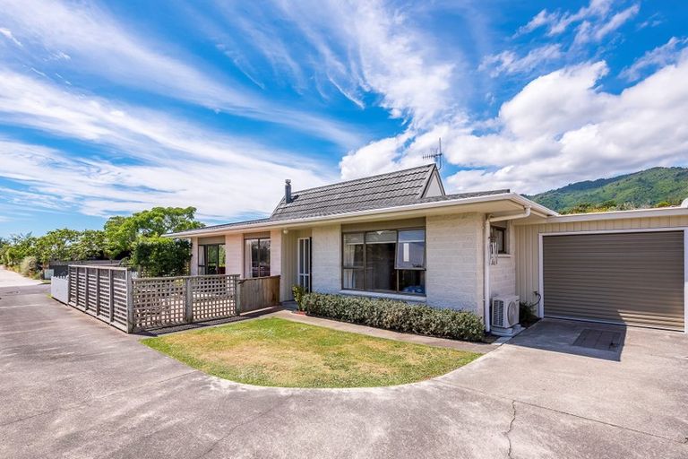 Photo of property in 6 Tawa Street, Waikanae, 5036