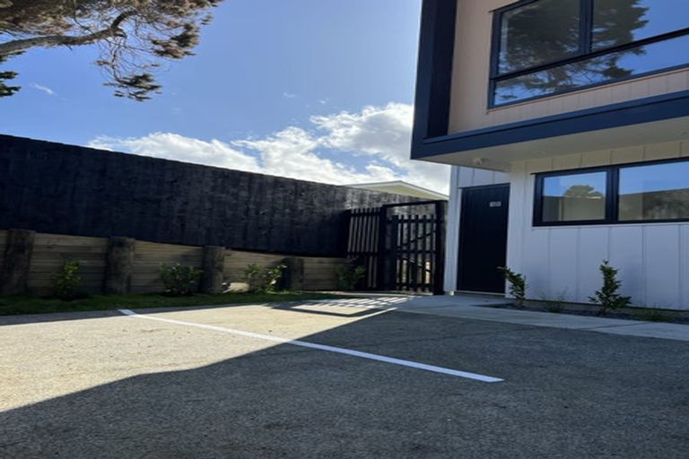 Photo of property in 10/11 Scanlen Terrace, Kelston, Auckland, 0602