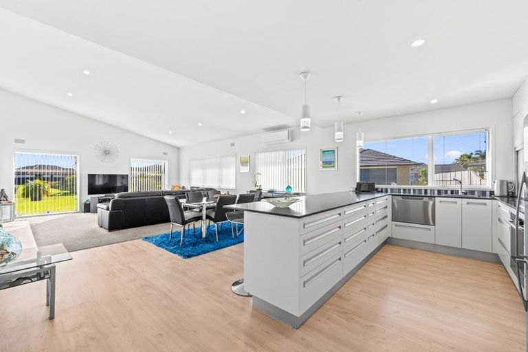 Photo of property in 9 Kamahi Place, One Tree Point, 0118