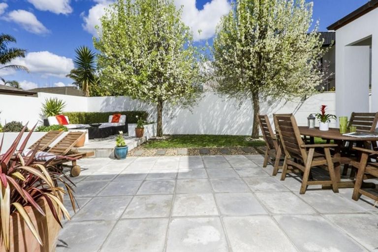 Photo of property in 15 Courtneys, West Harbour, Auckland, 0618