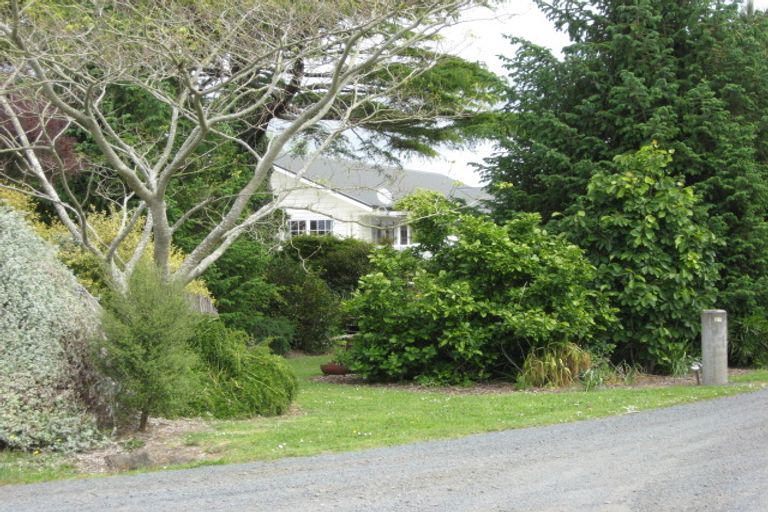 Photo of property in 27 Koraha Road, Kumeu, 0892