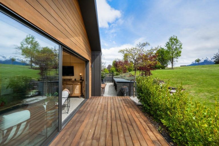 Photo of property in 37 Pendeen Crescent, Jacks Point, Queenstown, 9371
