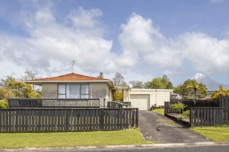 Photo of property in 12 Towai Street, Inglewood, 4330