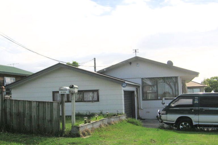 Photo of property in 2/930 East Coast Road, Northcross, Auckland, 0630