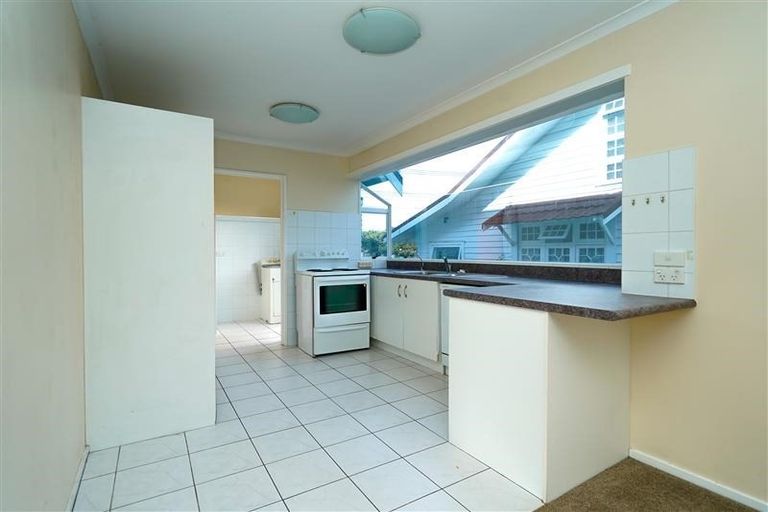 Photo of property in 1/1 Moana Avenue, Bayswater, Auckland, 0622