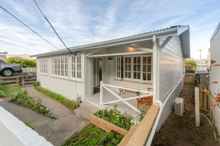 Photo of property in 225 Sutherland Road, Lyall Bay, Wellington, 6022
