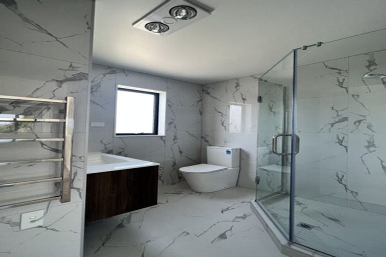 Photo of property in 1 Camelot Place, Glenfield, Auckland, 0629