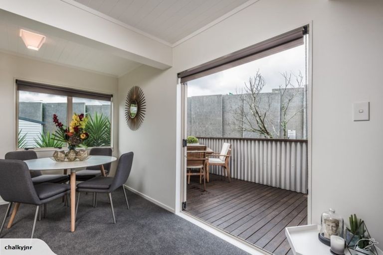 Photo of property in 1042a Great North Road, Point Chevalier, Auckland, 1022