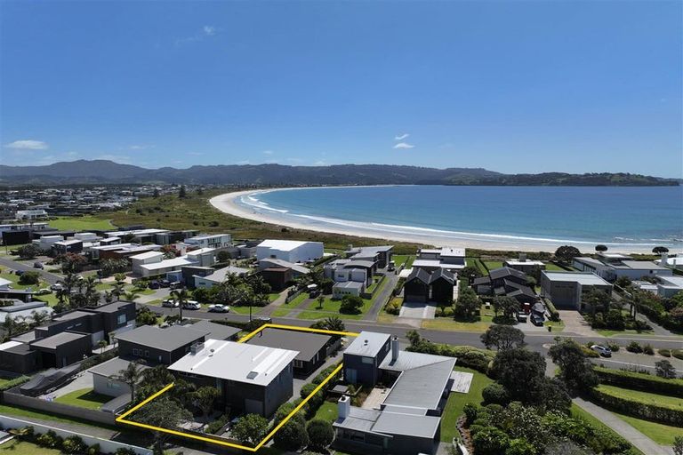 Photo of property in 32 Taumata Road, Omaha, 0986