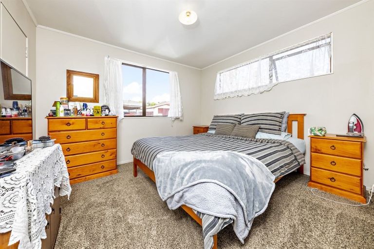 Photo of property in 2/11 Etherton Drive, Weymouth, Auckland, 2103