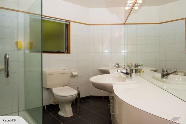 Photo of property in 2/19 Churchill Road, Murrays Bay, Auckland, 0630