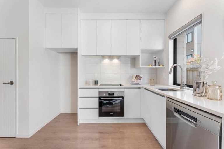 Photo of property in 4d Flaunty Place, West Harbour, Auckland, 0618