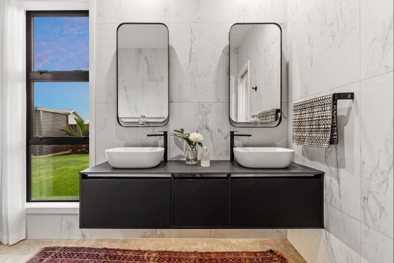 Photo of property in 72 Point Wells Road, Point Wells, 0986