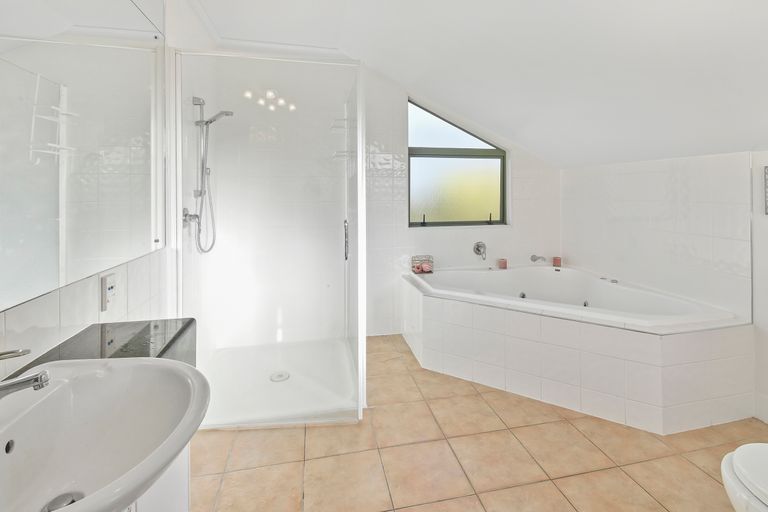 Photo of property in 2/11 The Rosebowl, Sunnyhills, Auckland, 2010