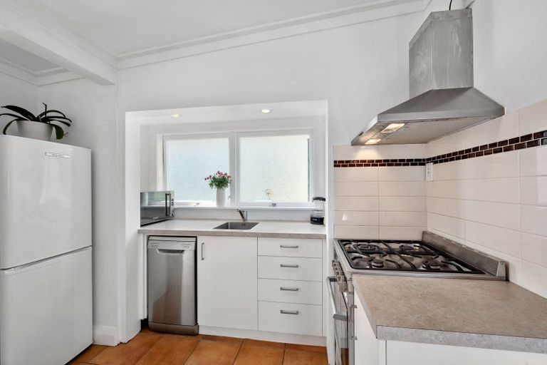 Photo of property in 2/33a Glen Road, Stanley Point, Auckland, 0624