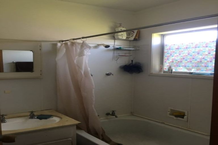 Photo of property in 2/495 Glenfield Road, Glenfield, Auckland, 0629